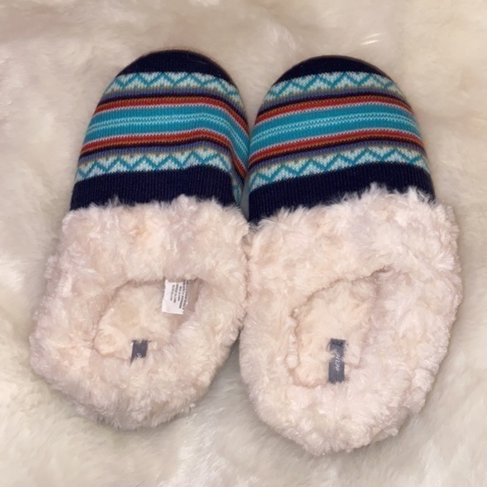 Aerie Fuzzy Slippers Brand New size Medium 7/8
